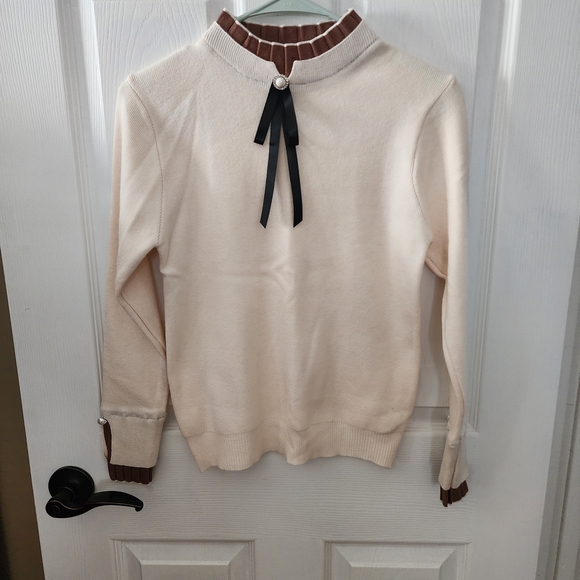 Sweaters - Chic Cream Sweater with Black Ribbon